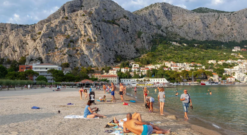 Sokkot kaptak a fürdőzők: koporsót sodort partra a víz Horvátországban - fotó