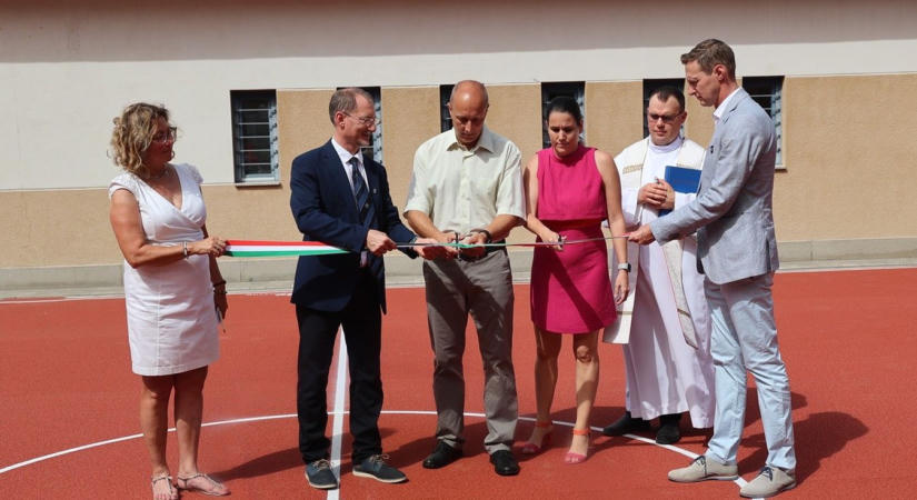 Új, rekortán pályán sportolhatnak a Nagy Lajos gimnázium tanulói