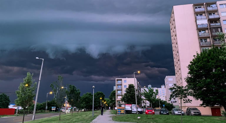 Záporokkal és zivatarokkal érkezik a hidegfront, de marad a 29 fokos meleg