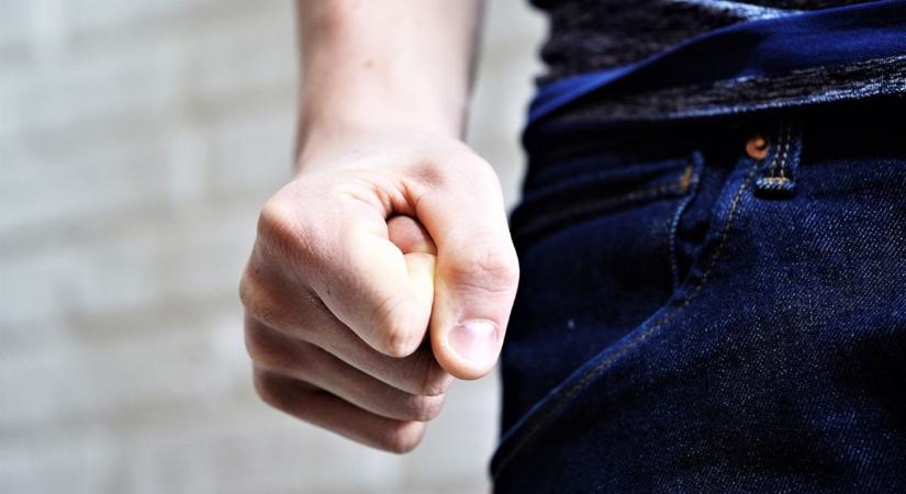Szőnyeg miatt bántalmazta életveszélyesen haragosát egy férfi Tarnaörsön