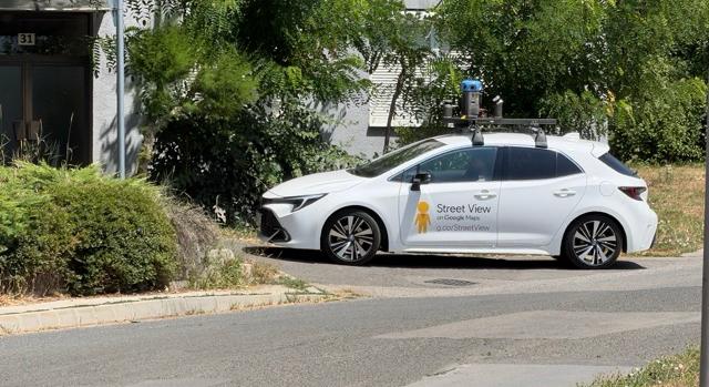 Komlón cirkál a Google Street View autója