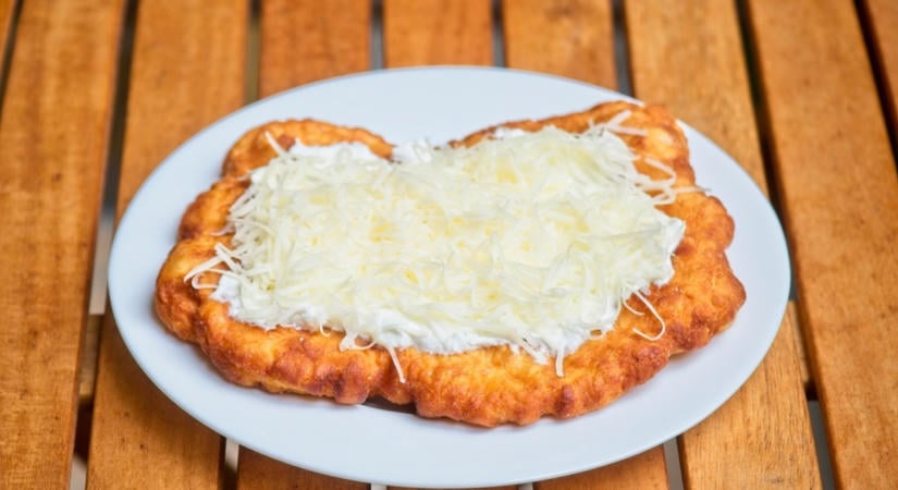 Így készül a legfinomabb házi lángos – kívül ropogós, belül puha