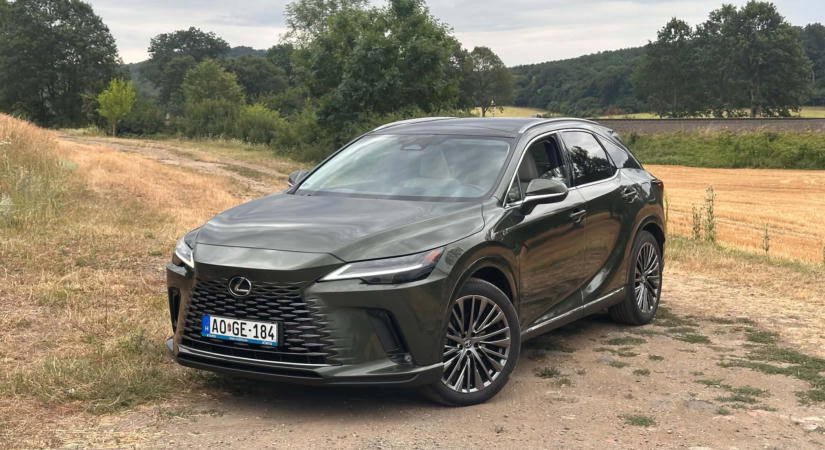 Luxus ez a Lexus, csak találjunk neki elég nagy parkolóhelyet – RX 450h teszt