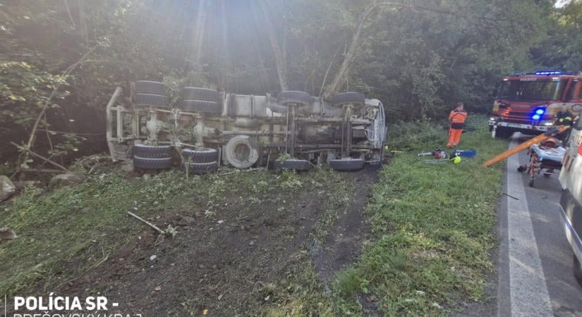 Betonkeverő borult az árokba, korlátozzák a forgalmat