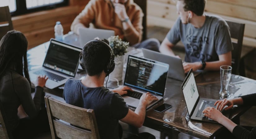 Kisebb AI-befektetések esetén is jobban teljesítenek a tajvani chipgyártók, S&P