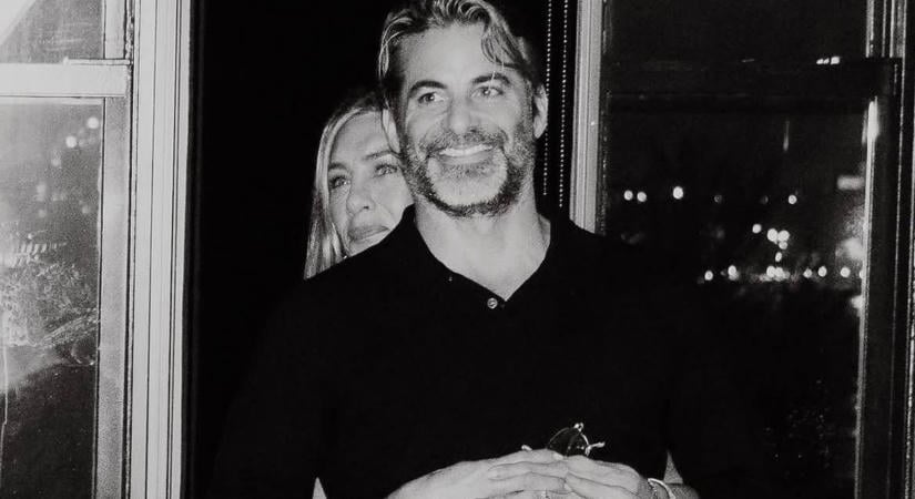 Jennifer Aniston új pasija miatt áll a bál: a színésznő barátai súlyos vádakkal álltak elő