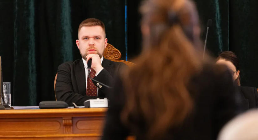 Legyávázta és szerencsétlennek nevezte Győr polgármesterét egy független képviselő, akit két bizottságból is visszahívtak volna