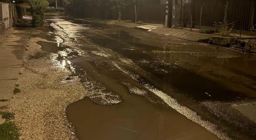 Hatalmas csőtörés történt Abonyban, szünetel a vízszolgáltatás a Tószegi úton