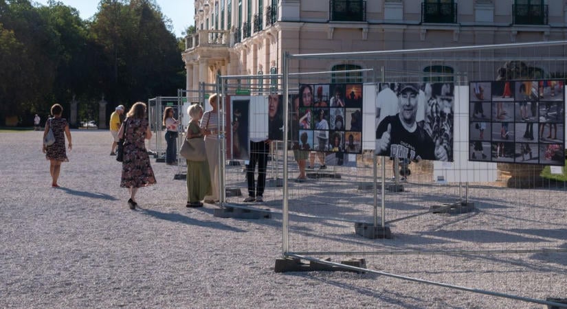 Szabadtéri fotókiállítás nyílt szombaton a fertődi Esterházy-kastélyban - Fotók