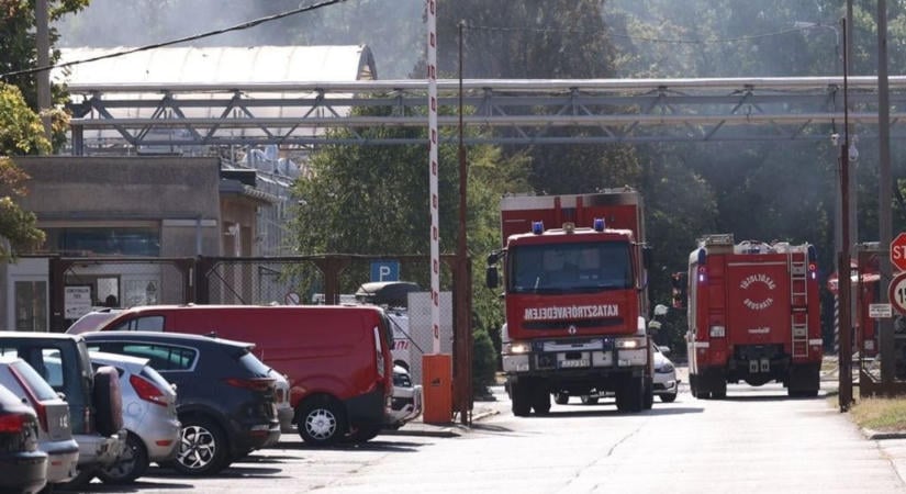 Több település tűzoltói oltották a lángoló szegedi üzemcsarnokot, egy dolgozó megsérült a tűzben  fotók, videó