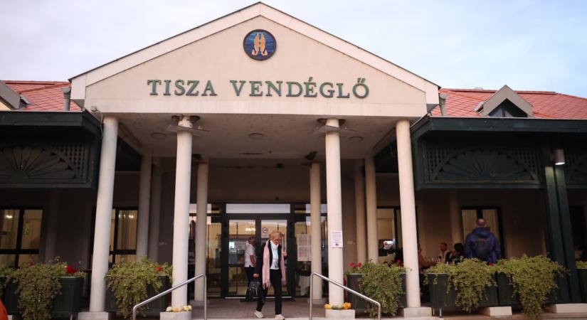DPK tábor: megmutatjuk, mit adnak 4000 forintért a Tisza Vendéglőben – Luxusszálloda és retro ételjegy egy helyen, itt esznek a tábor látogatói