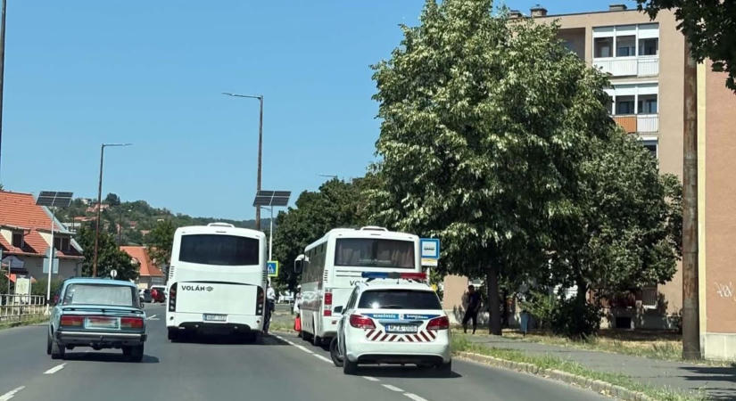 Rendőrök az uránvárosi autóbusz-állomáson: leszállítják az utasokat egy járatról (FOTÓK)
