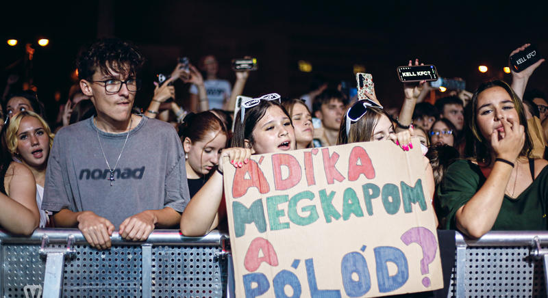 Teligázon all in - Beton.Hofi tóga-trap-je hatalmas tömeget vonzott a Savaria Karneválon