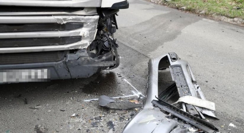 Négy jármű karambolozott Farkasgyepűnél, félpályás útlezárás van a 83-as főúton