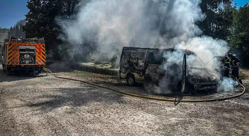 Kigyulladt egy mikrobusz a Huszti járásban