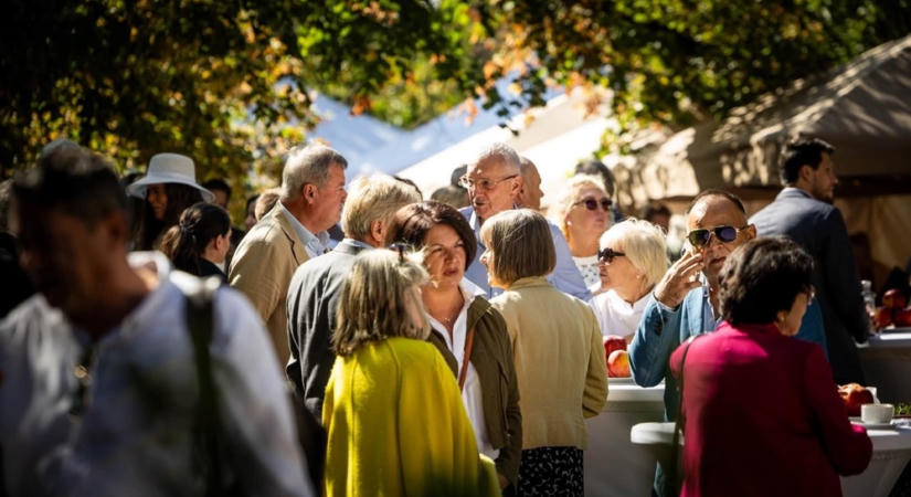 Nem csak Hende, de Hendéné is Kötcsén pikinizetett