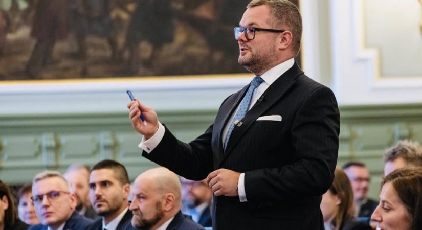 Fekete Dávid, a pénzügyminiszter Győrnek írt levele kapcsán azon tűnődött el, hogy ki mond igazat: Kármán András, vagy Pintér Bence?