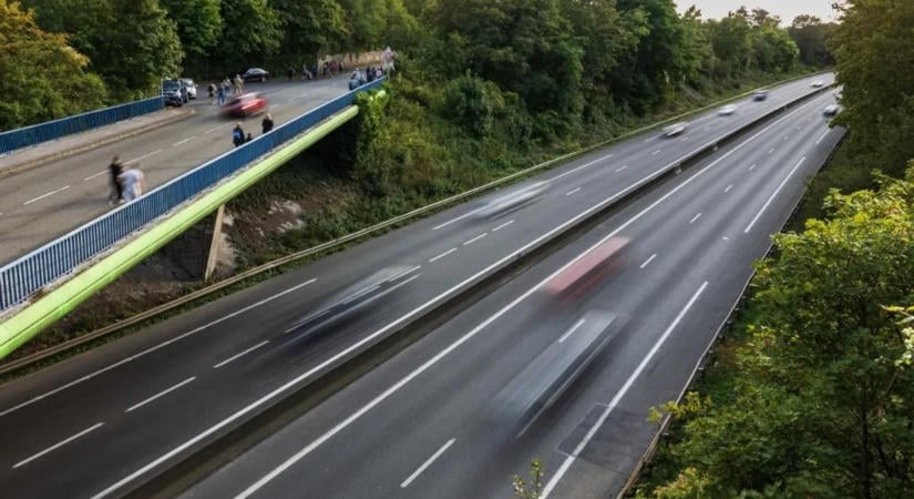 Hatvan robbanószerkezetet találtak az autópálya alatt