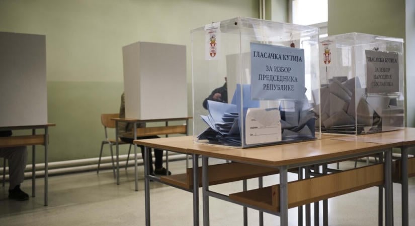 Szabadkai és nagykikindai rendszámú autókkal szállítják a szavazókat Törökbecsén