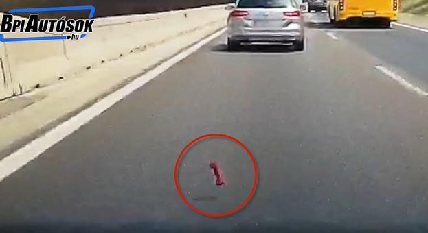 Súlyzót hajítottak egy felüljáróról az M3-as autópályára - videó