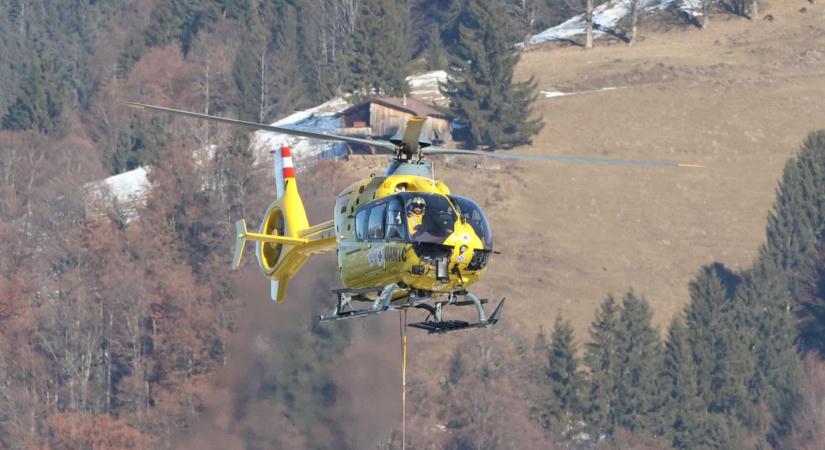 Babakocsikkal próbáltak túrázni a hegyekben, helikopterek is kellettek a mentéshez