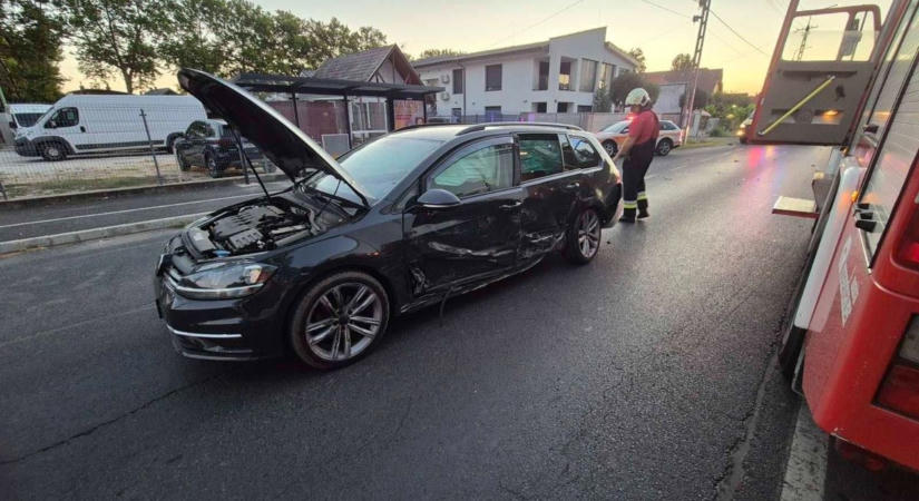 Durva csattanás Balatonbogláron: két autó ütközött a Vikár Béla utcában