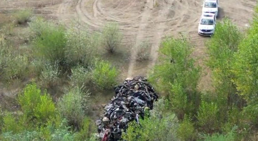 Kavicsbányánál szabadult meg a veszélyes autóbontási hulladéktól, elkapták a rendőrök