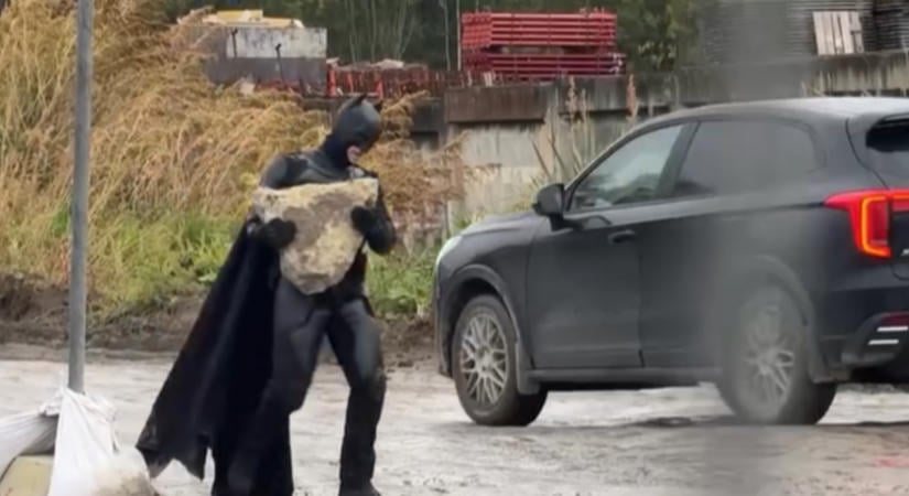 Batman megunta a kátyúkat Szentpéterváron, saját kezébe vette az útjavítást