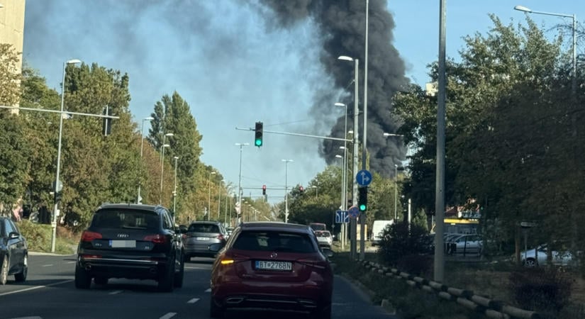 Kigyulladt egy csaknem 400 négyzetméteres raktár a XI. kerületben