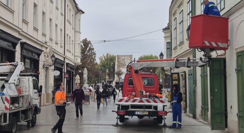 Már építik a karácsonyi díszkivilágítást Győrben, 50 kilométernyi fényfüzér kerül kihelyezésre - a belváros mellett Adyvárosban és a Honvéd ligetben is ünnepi fények fogadják majd a győrieket