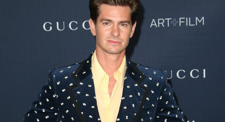 Mit keres Andrew Garfield félmeztelenül a sivatagban?