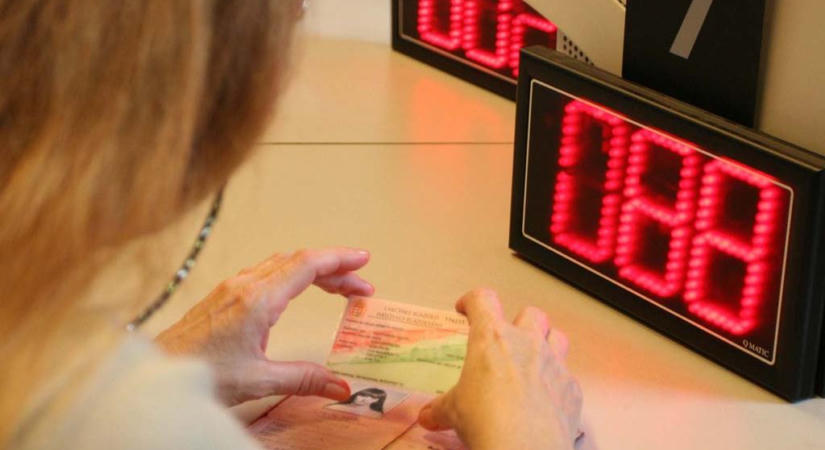 Az Országgyűlés pótolta a mulasztást, év végéig marad egy fontos könnyítés a személyiknél
