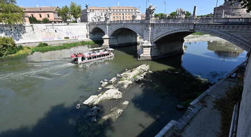 A Tevere alacsony vízállása ritka látványosságot tárt fel