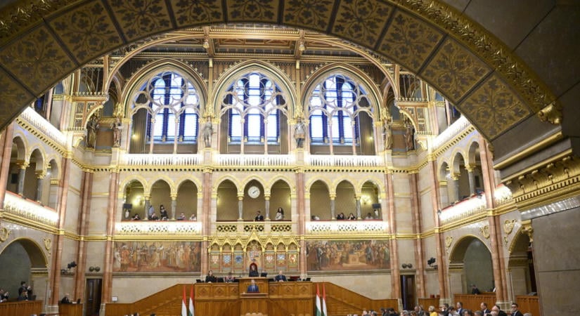 Kedden is sűrű napja lesz a parlamenti képviselőknek, kiadhatják három fideszes képviselő mentelmi jogát is