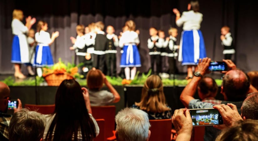 Hagyomány, zene és összetartozás: így hódította meg Szekszárd utcáit a kórustalálkozó (galéria)