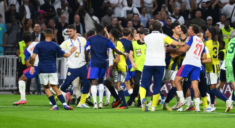 Óriási botrány a BL-ben: tömegverekedéssel ért véget a Lyon-Fenerbahce meccs – videó