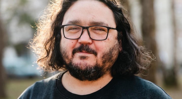PAPLAN ALATT, ZSEBLÁMPÁVAL Komáromi Sándor: Bántalmazó kultúra – kiútmodellek túlélőknek / Corvina Kiadó