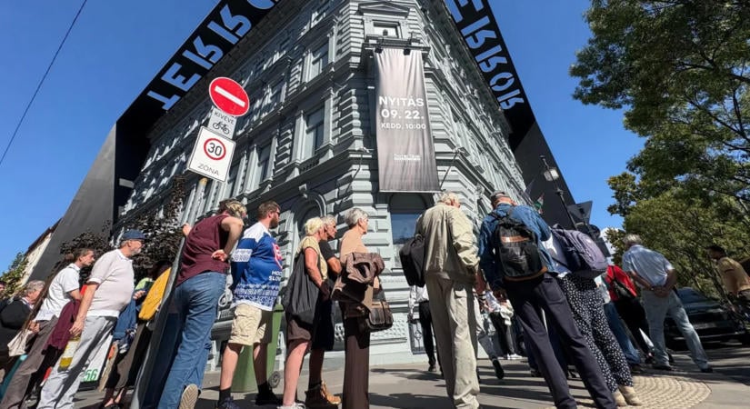 Tömegek állnak a Terror Házánál, rengetegen akarnak bejutni a múzeumba  galéria