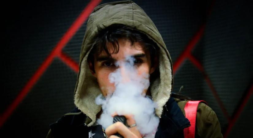 Tragédia a nyaraláson: meghalt egy 18 éves fiú, miután allergiás reakciót kapott az e-cigaretta olajától