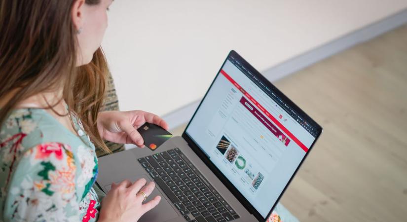 Újfajta csalási módszer terjed: feltört közösségi profillal szerzik meg a pénzed