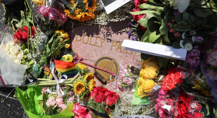 Borzasztó, hogy meggyalázták Dolly Parton emlékét: botrányos pillanatnak lehettek szemtanúi a járókelők