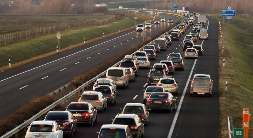 Kígyózó sorok az M3-ason — ezért torpant meg a forgalom