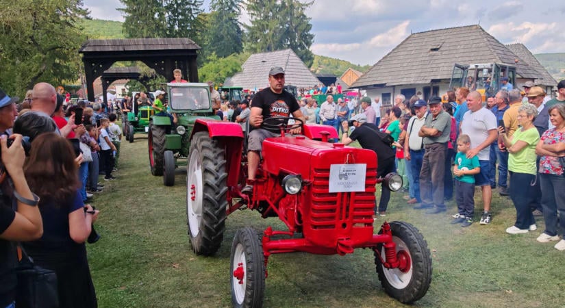 Rekordot döntött a csernátoni BuRRogtató: közel száz veterán traktor dübörgött (VIDEÓ)