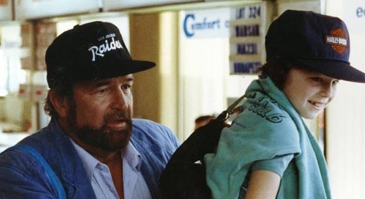 Mi lett vele? Így él most a legendás Hamis a baba című Ötvös Csöpi film gyerekszínésze – azóta őrzi Bujtor István óráját