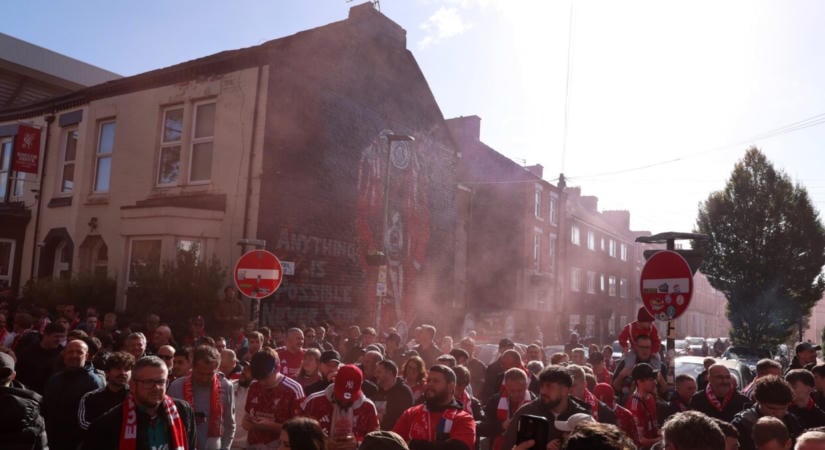 Ti csaló rohadékok, tudjátok, hogy azok vagytok – énekelték a szurkolók a Liverpool és a Man. City rangadója előtt