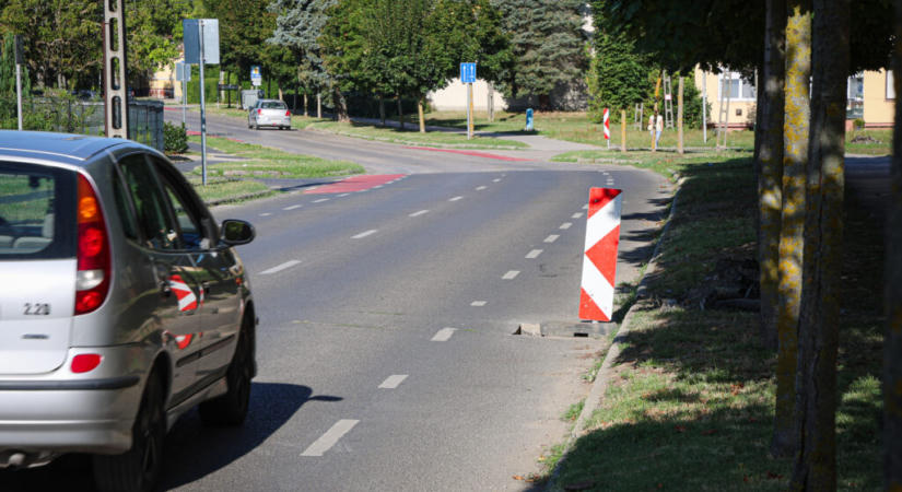Eltört, megsüllyedt víznyelő rácsokat cserélnek Nagyatádon