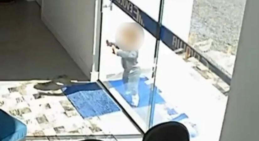 Megszökött a bölcsődéből a másfél éves kisgyerek, majd elgyalogolt édesanyja munkahelyére – videó