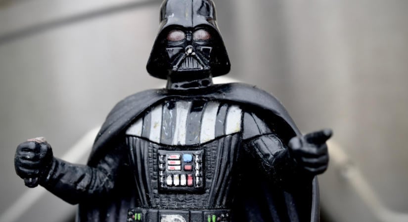 Levágta Luke Skywalker kezét, most eladó Darth Vader fénykardja
