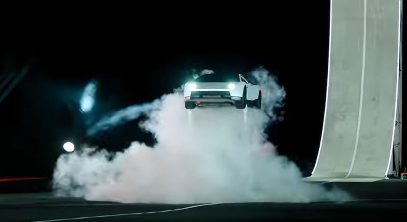 Tényleg repül a Tesla autója – a hétköznapi változat meg is vehető, mutatjuk az árát!