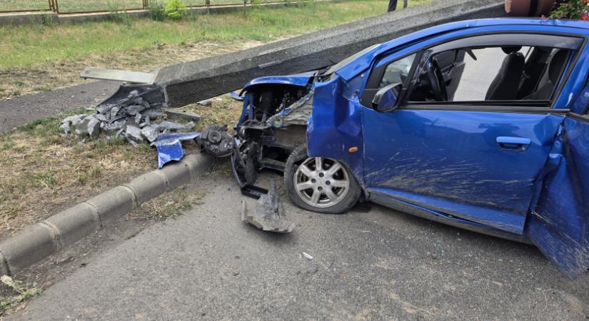 Villanyoszlopnak hajtott egy autó Törökszentmiklóson, a pózna a járműre dőlt